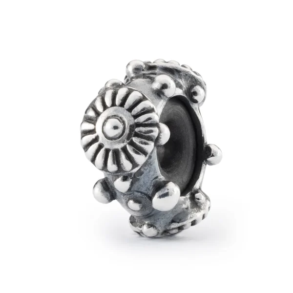 Stop M'Ama Non M'Ama Trollbeads in argento 925 con decorazioni floreali a rilievo.