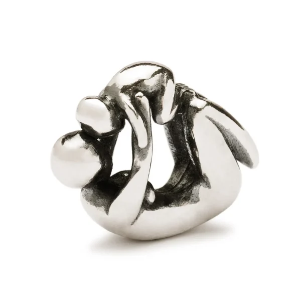 Bead Trollbeads Maternità in argento 925 raffigurante una madre che abbraccia teneramente il suo bambino.