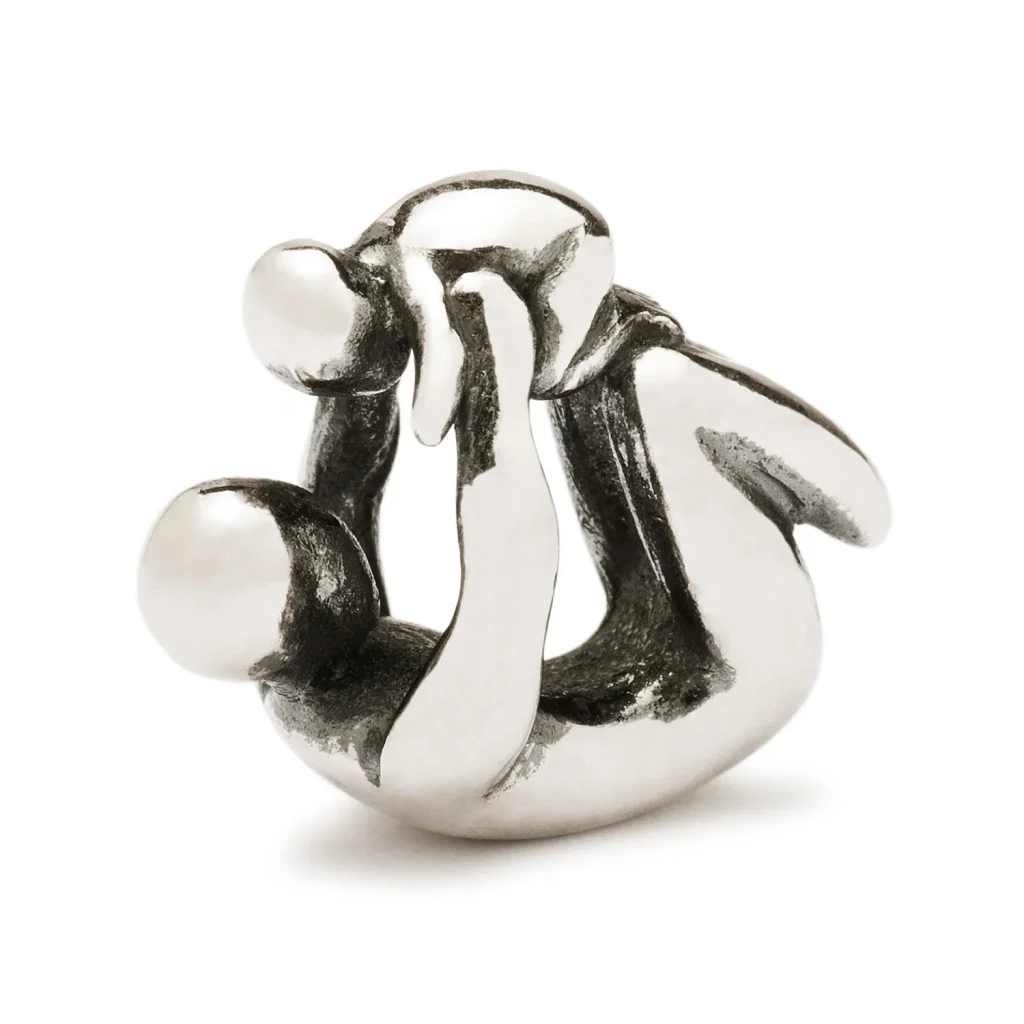 Bead Trollbeads Paternità in argento 925 raffigurante un padre che solleva e gioca con il suo bambino.