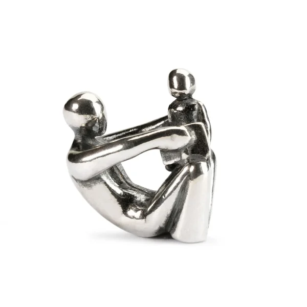 Bead Trollbeads Nonno in argento 925 raffigurante un nonno seduto che tiene un nipotino sulle ginocchia leggendo un libro.