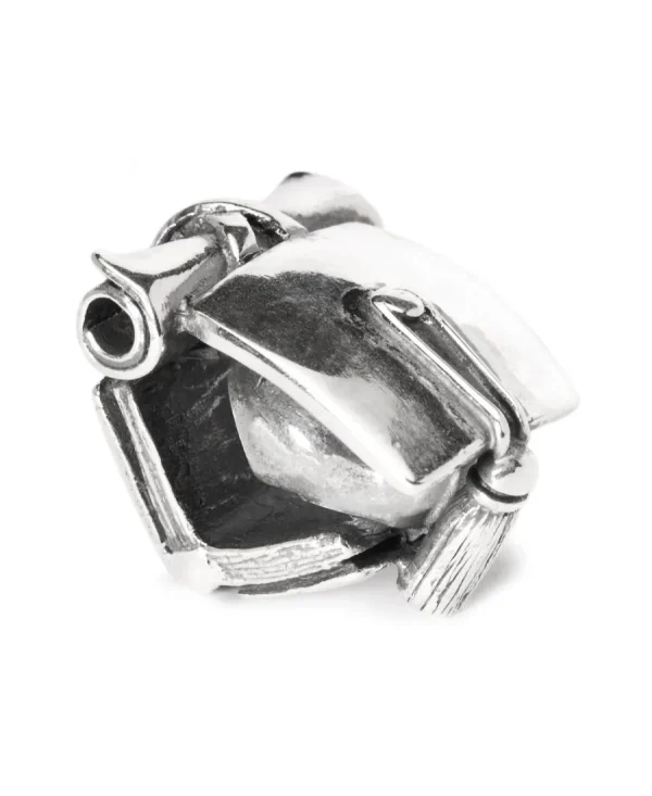 Bead Trollbeads Laurea in argento 925 raffigurante il tocco accademico e il diploma arrotolato.