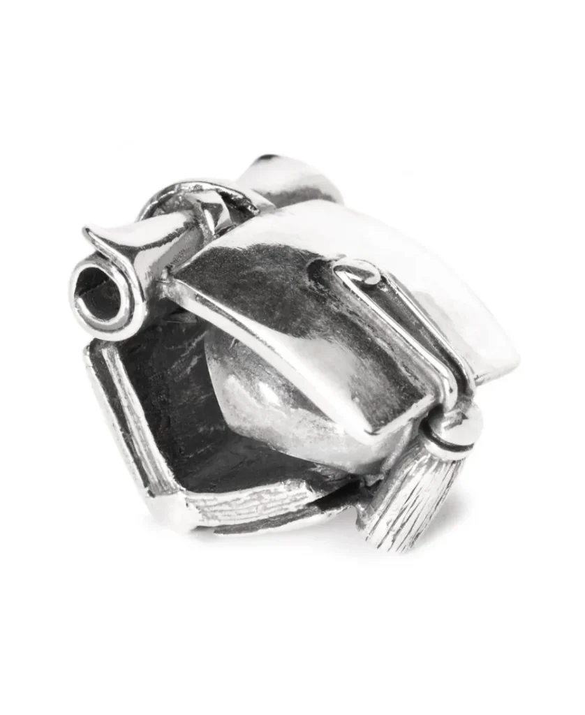 Bead Trollbeads Laurea in argento 925 raffigurante il tocco accademico e il diploma arrotolato.