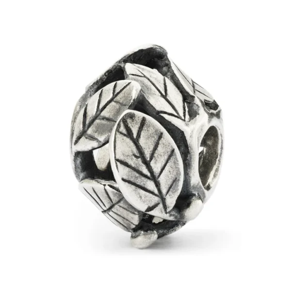 Bead Trollbeads Scrigno di foglie in argento 925 con texture dettagliata di foglie sovrapposte e lavorazione brunita.