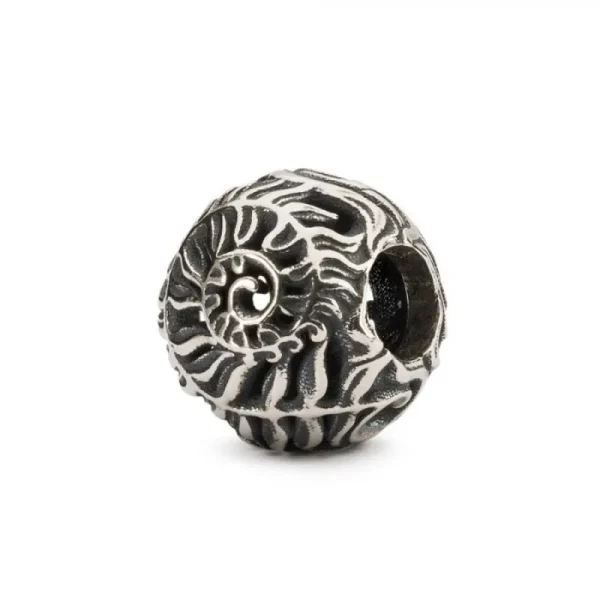 Felce Trollbeads in argento 925 con lavorazione traforata a spirale che richiama le foglie della felce.