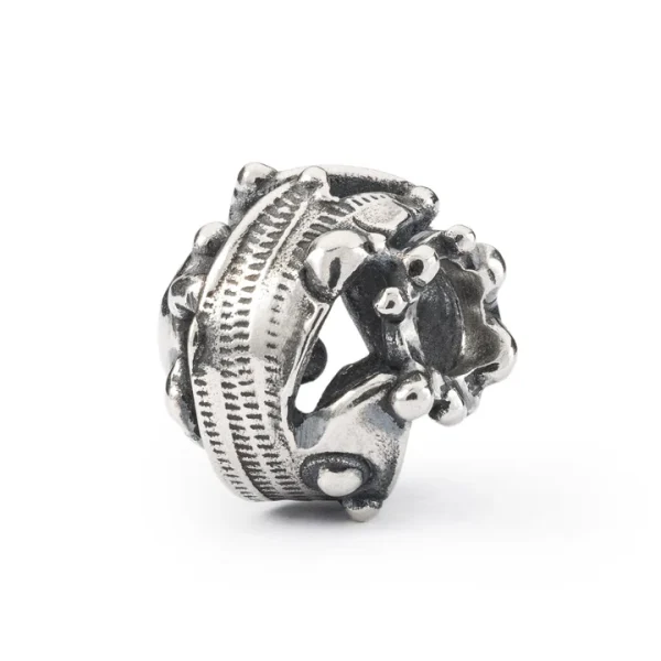 Bead Trollbeads Terra Promessa in argento 925 con texture dettagliata e motivi simbolici in rilievo.