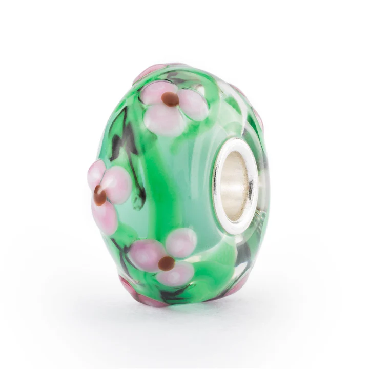 Bead Trollbeads Roseto Incantato in vetro con decorazioni di rose rosa e foglie verdi, anima in argento 925.