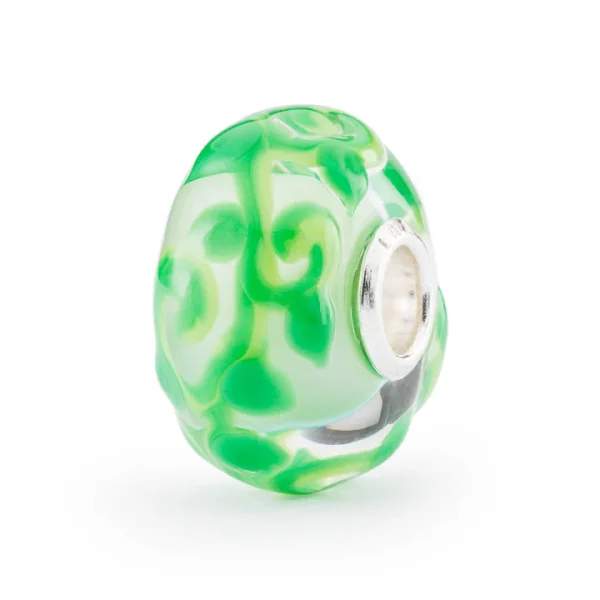Bead Trollbeads Fagiolo Magico in vetro artistico con decorazioni a spirale verdi su base chiara e anima in argento 925.