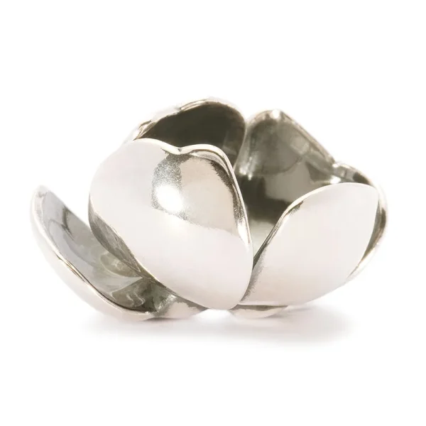 Ciondolo Trollbeads Fiore misterioso in argento 925 lucido con petali sovrapposti a forma di bocciolo.