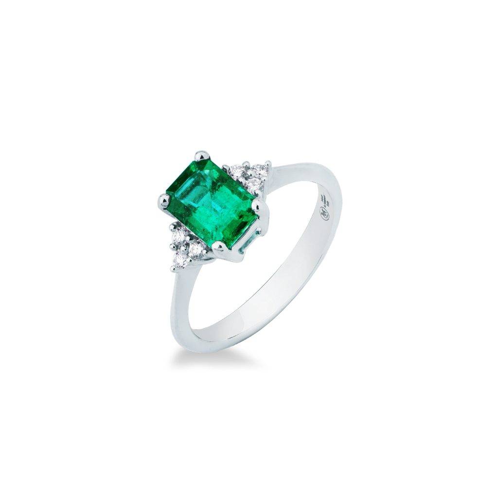 Anello Con Smeraldo E Diamanti Mirco Visconti in oro bianco. Diamanti laterali e smeraldo taglio baguette