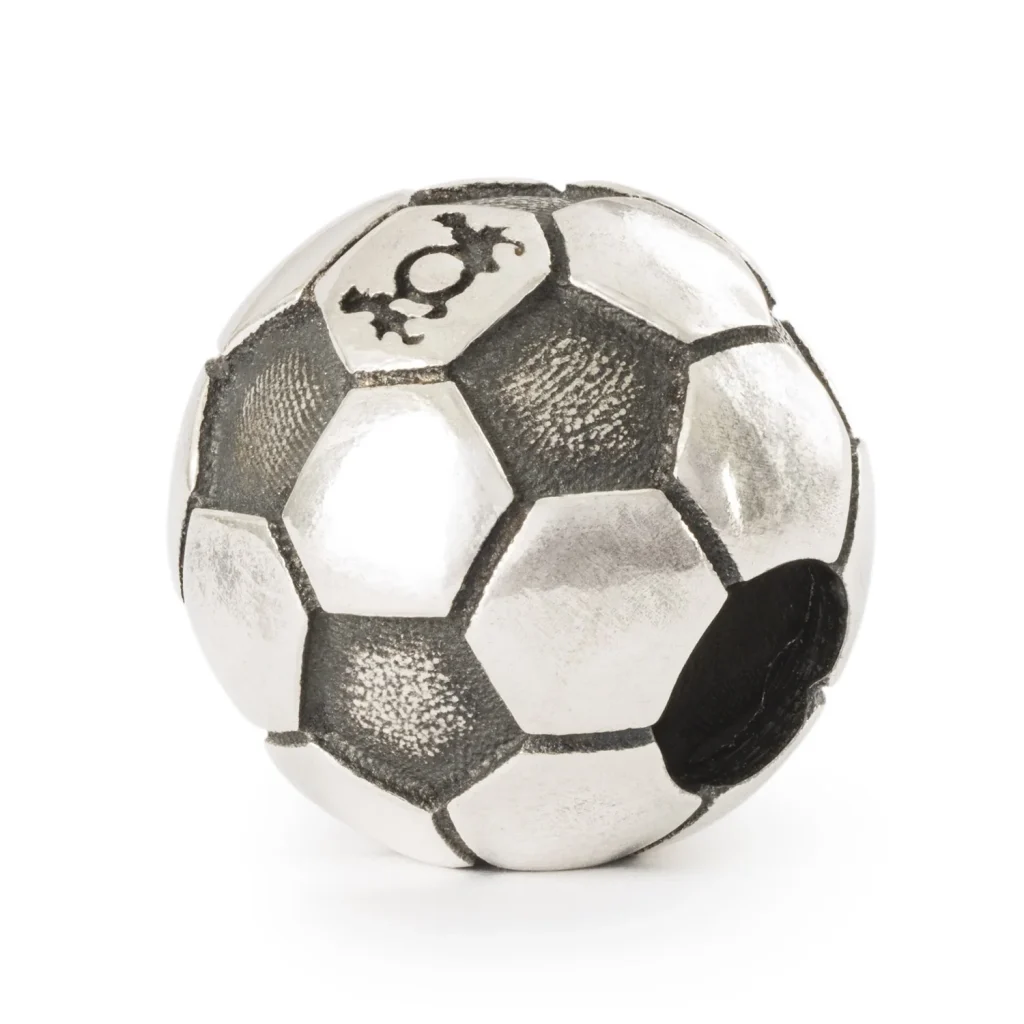 Bead Trollbeads Passione Calcio in argento raffigurante un classico pallone da calcio con esagoni lucidi e bruniti.
