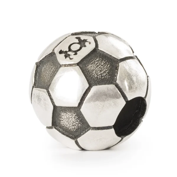 Bead Trollbeads Passione Calcio in argento raffigurante un classico pallone da calcio con esagoni lucidi e bruniti.