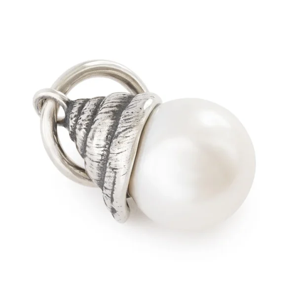 Pendente Tesoro dell'Oceano Trollbeads con perla bianca naturale e montatura in argento 925 a forma di conchiglia.