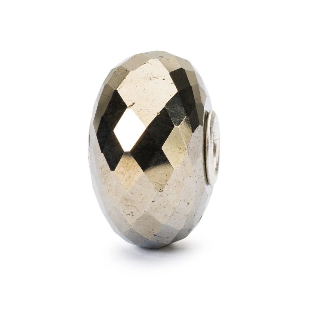 Bead Trollbeads Pirite sfaccettata con riflessi metallici dorati e anima in argento.