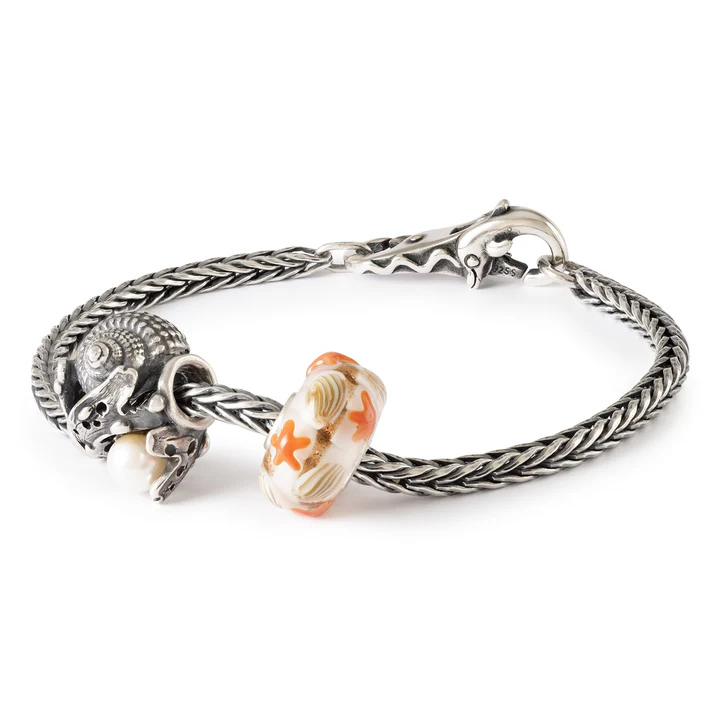 Bead Trollbeads Promessa dell'oceano in argento 925 con perla bianca naturale incastonata tra barriere coralline brunite.