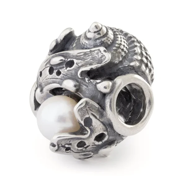 Bead Trollbeads Promessa dell'oceano in argento 925 con perla bianca naturale incastonata tra barriere coralline brunite.
