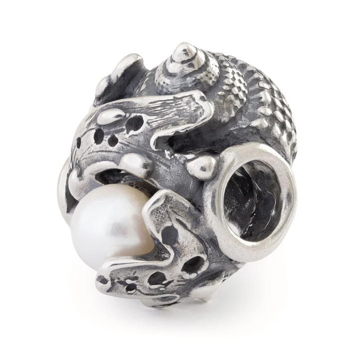 Bead Trollbeads Promessa dell'oceano in argento 925 con perla bianca naturale incastonata tra barriere coralline brunite.