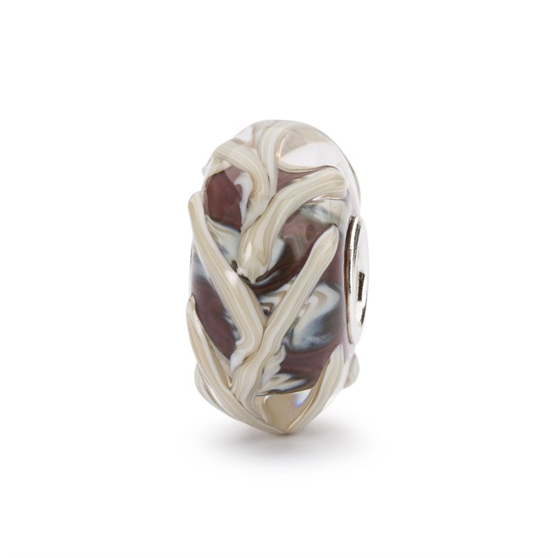Bead Trollbeads Radice della forza in vetro con rilievi color crema e sfondo ambrato, anima in argento 925.