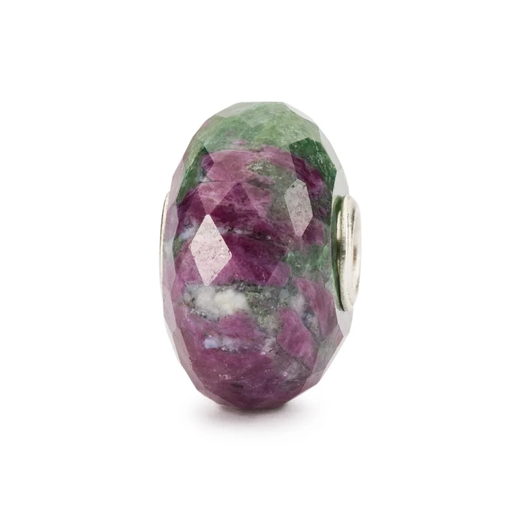 Bead Trollbeads Rubino Zoisite sfaccettato con sfumature verdi e magenta e anima in argento 925.
