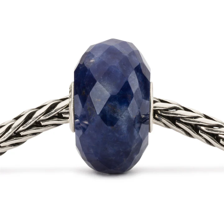 Bead Trollbeads Sodalite blu in pietra naturale sfaccettata con tonalità blu scuro e venature chiare.