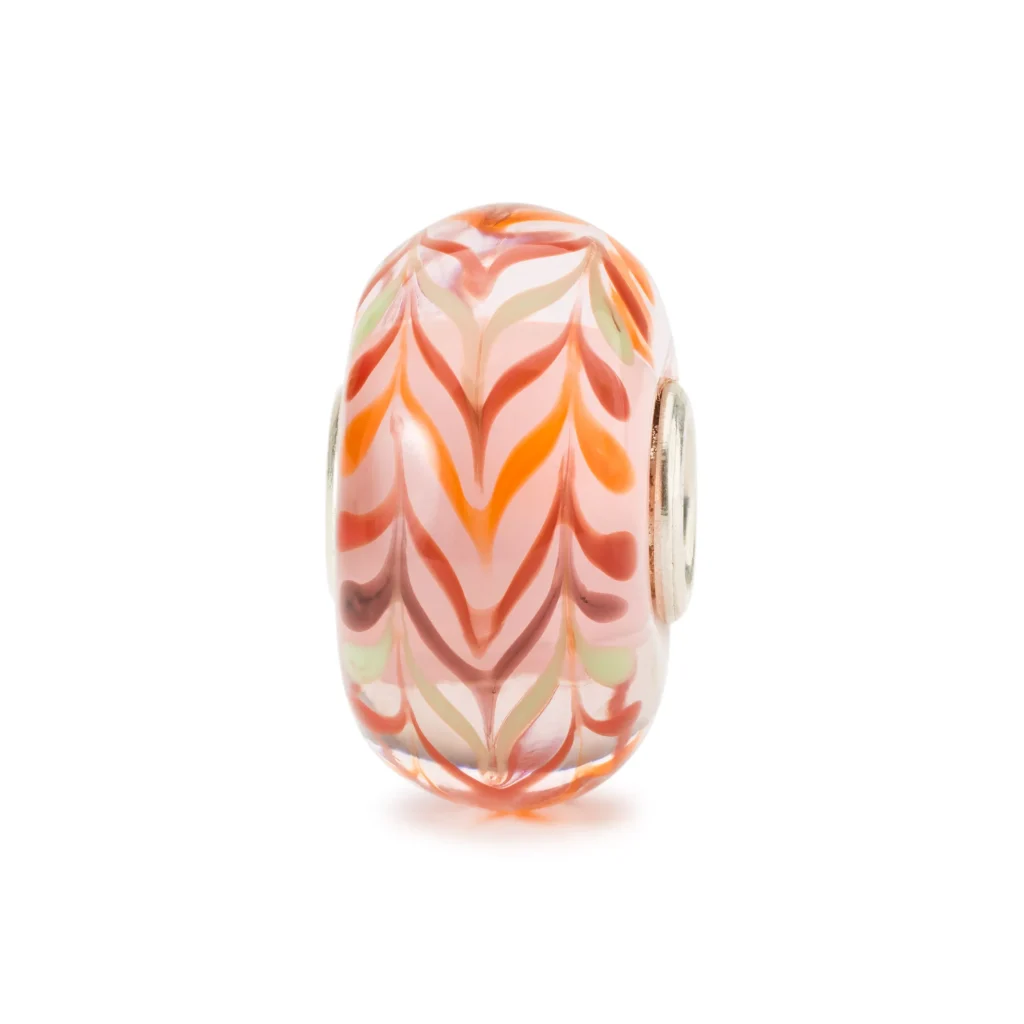 Bead Trollbeads Romanticismo in vetro rosa con motivi a spina di pesce e anima in argento 925.