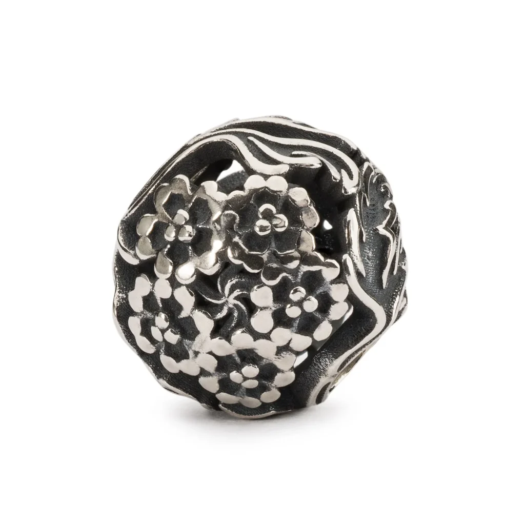 Bead Trollbeads Verbena in argento 925 brunito con piccoli fiori in rilievo.
