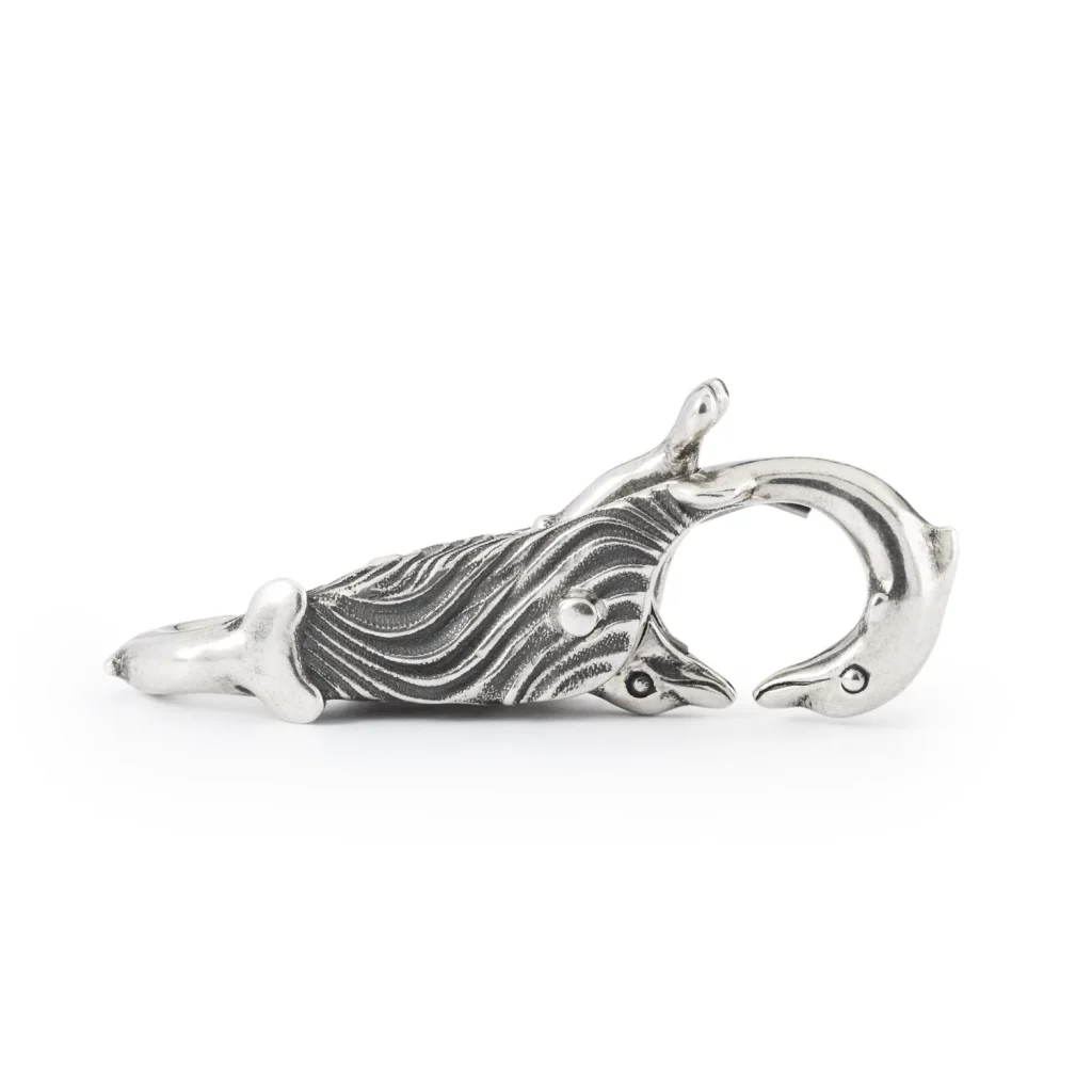 Chiusura Delfini Spensierati Trollbeads in argento 925 con lavorazione brunita.