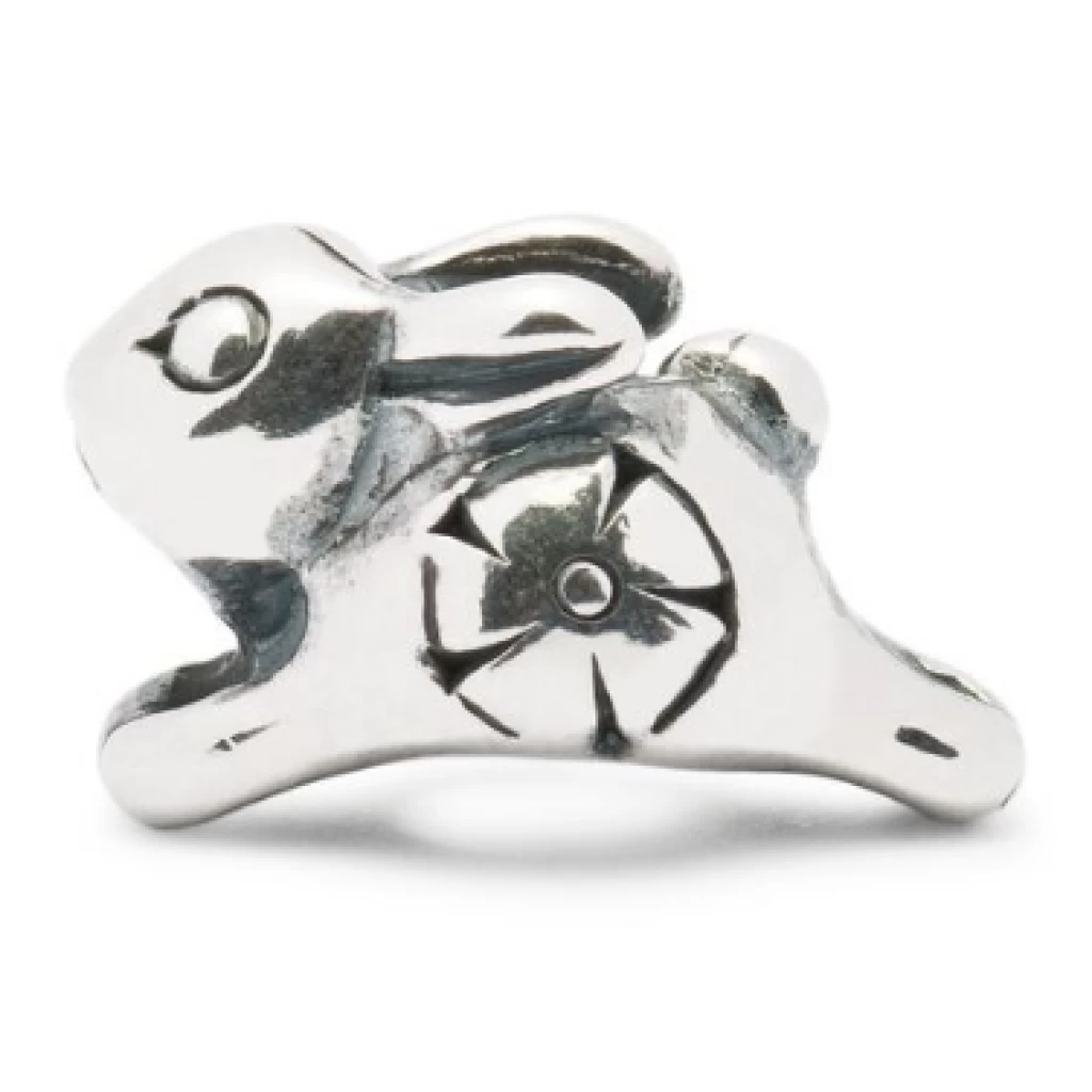 Bead Trollbeads Coniglietto Vivace in argento 925 lucido con decoro floreale laterale.