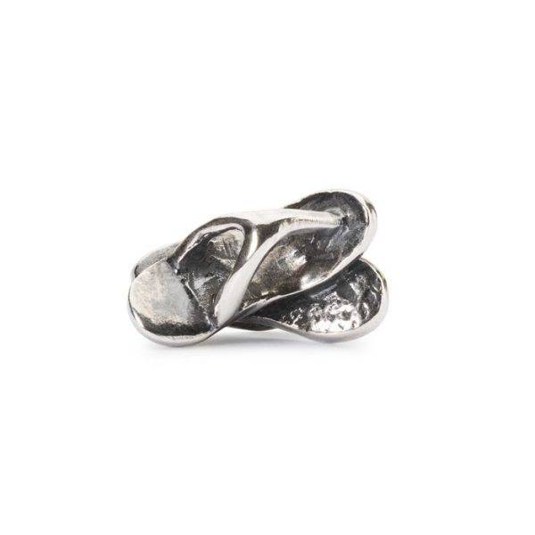 Bead Trollbeads Liberi e Felici in argento brunito a forma di un paio di infradito incrociate.