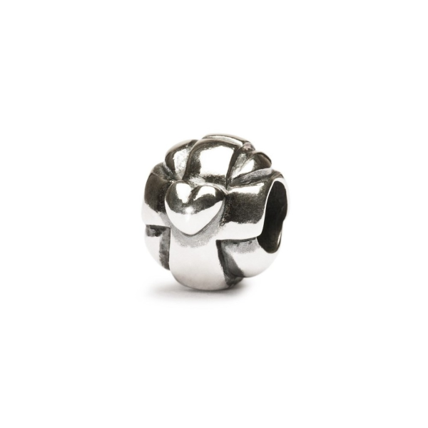 Bead Trollbeads Luce Divina in argento brunito con motivi di cuori e croci.
