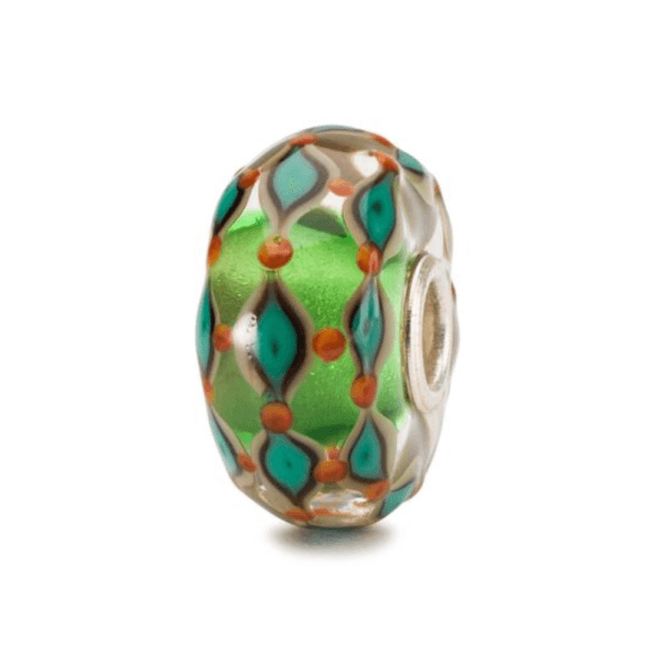 Bead Trollbeads Prato verde in vetro di Murano con pattern geometrico verde e arancio e anima in argento 925.