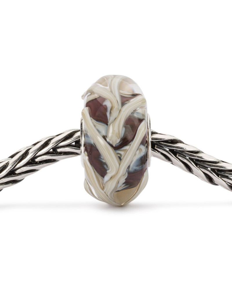 Bead Trollbeads Radice della forza in vetro con rilievi color crema e sfondo ambrato, anima in argento 925.
