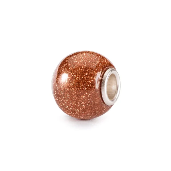 Bead Trollbeads Riflesso del Deserto Rotondo in vetro marrone con glitter dorati.