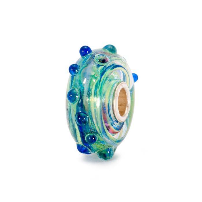 Bead Trollbeads Sulla cresta dell'onda in vetro turchese e verde acqua con piccoli rilievi a goccia e anima in argento 925.