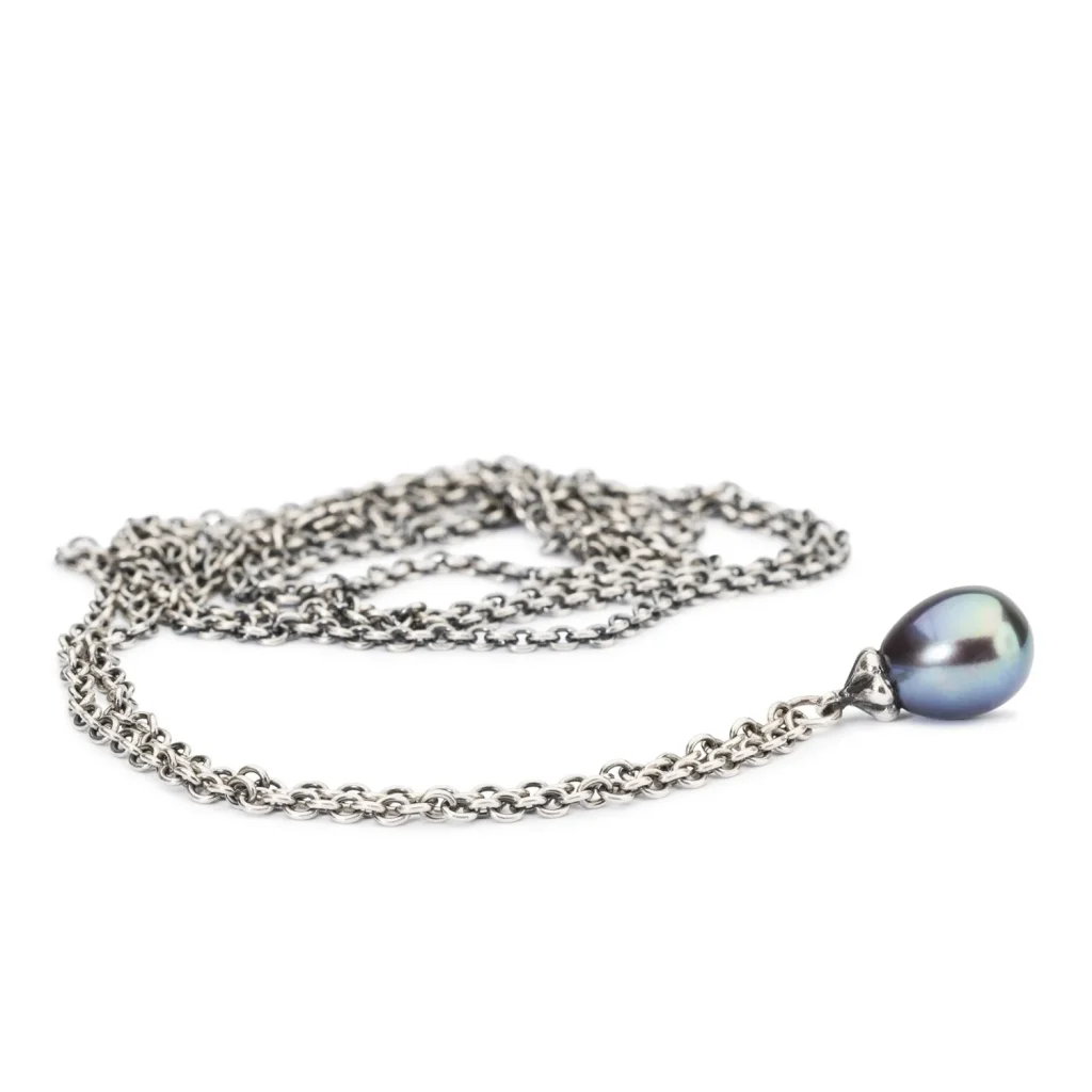 Collana fantasia con perla pavone Trollbeads in Argento 925 con riflessi iridescenti e design modulare.