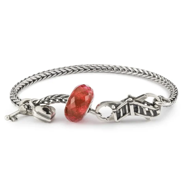 Bracciale Legame Indissolubile Trollbeads con bracciale in argento 925, chiusura, bead chiave, bead lucchetto e vetro rosso.