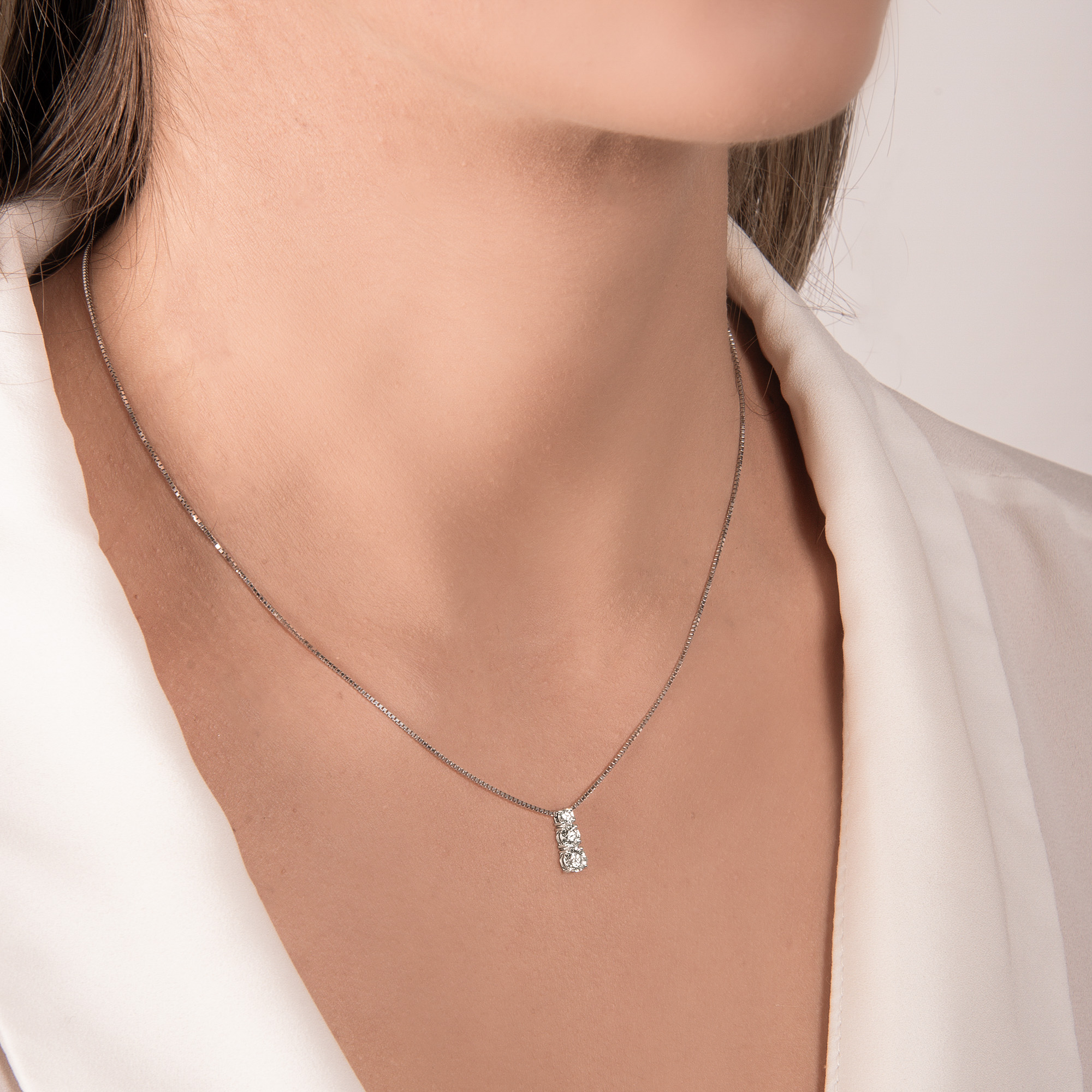 Girocollo Mirco Visconti trilogy in oro bianco 18kt composto da tre diamanti naturali taglio brillante a scalare.