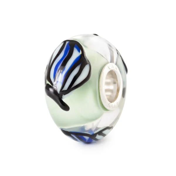 Bead Trollbeads Farfalla dell'Aria in vetro con ali stilizzate blu e azzurre su sfondo bianco lattiginoso e anima in argento.