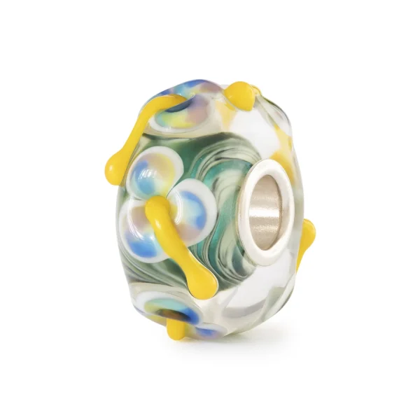 Bead Trollbeads Fiori Fatati in vetro con decorazioni floreali azzurre e rilievi gialli.