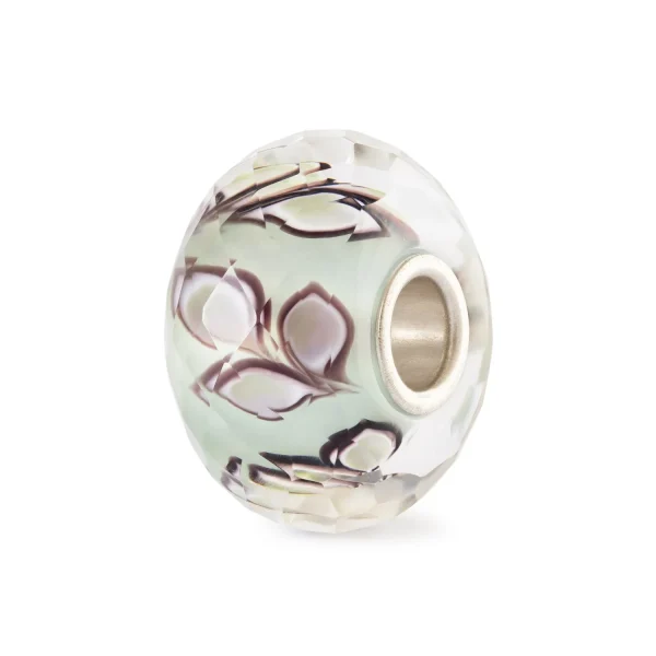 Bead Trollbeads Foglie del silenzio in vetro sfaccettato verde chiaro con venature scure e anima in argento 925.