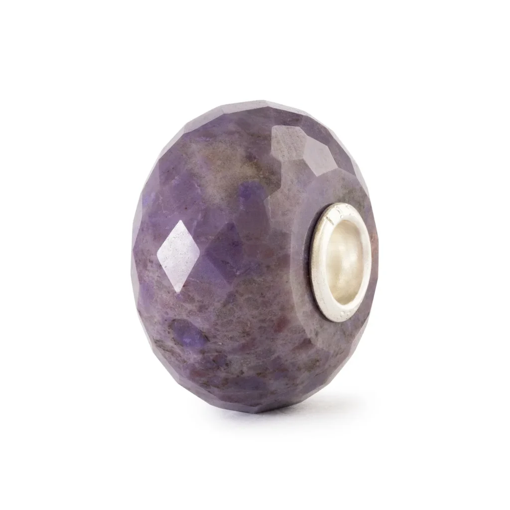 Bead Trollbeads Giada Viola in pietra naturale sfaccettata con anima in argento 925.