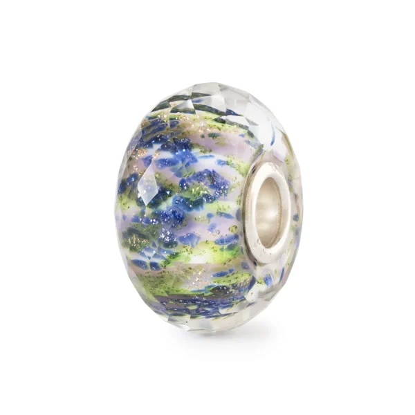 Bead Trollbeads Sussurro di Rugiada in vetro sfaccettato con inclusioni scintillanti e sfumature blu, viola e verde acido.