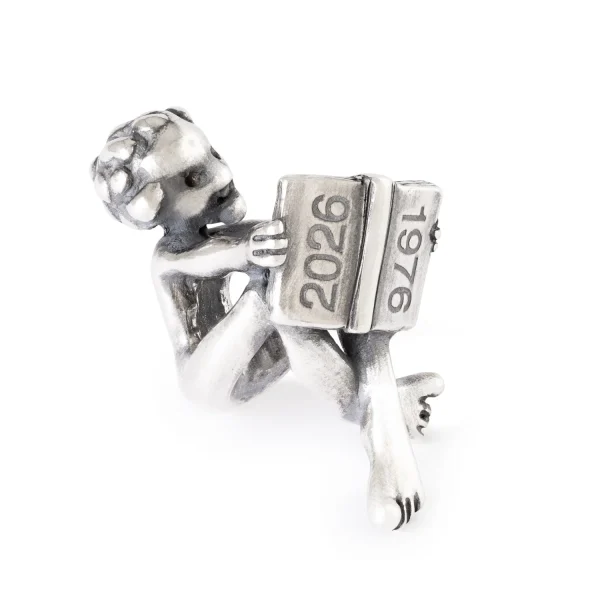 Bead Troll Raccontastorie Trollbeads in argento 925 raffigurante un troll che legge un libro con le date 1976 e 2026.