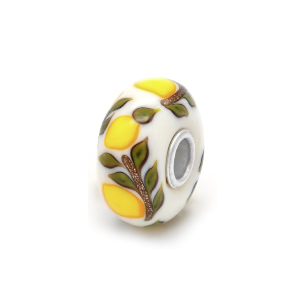 Bead Trollbeads Profumo di limoni in vetro bianco con decorazioni di limoni gialli e foglie verdi.