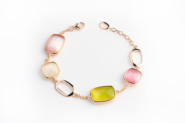 Bracciale quarzi colorati Madì in argento rosa con quattro pietre in tonalità pastello: rosa, giallo, crema e pesca.