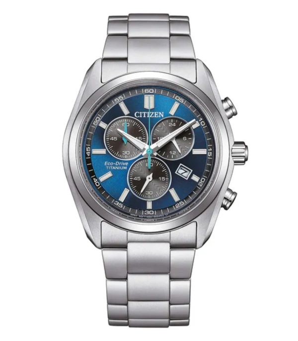 Orologio cronografo Citizen AT2590-59L in titanio grigio con quadrante blu e tre contatori neri.