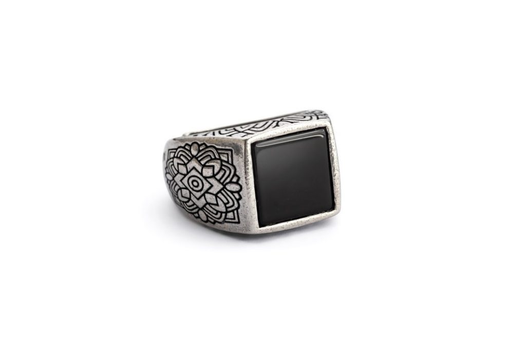 Anello Mandala Nero a sigillo Antracite con pietra quadrata nera e incisioni laterali.