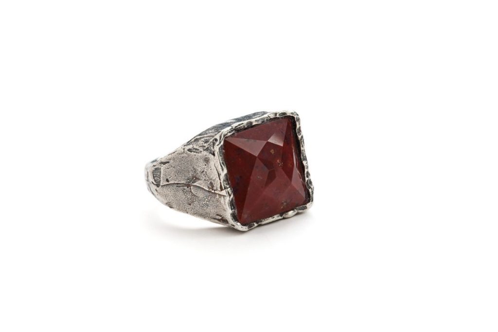 Anello Re Rosso Antracite in argento lavorato con grande pietra quadrata di diaspro rosso sfaccettato.