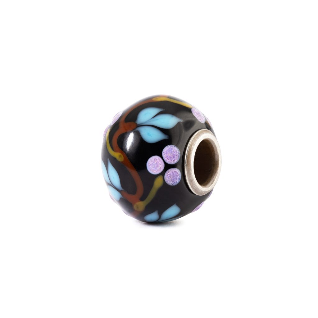 Bead in vetro di Murano Futuro Trollbeads TGLBE-30209 con decorazioni di foglie azzurre e dettagli glicine su fondo nero lucido, passante in argento 925.