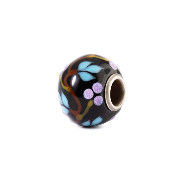 Bead in vetro di Murano Futuro Trollbeads TGLBE-30209 con decorazioni di foglie azzurre e dettagli glicine su fondo nero lucido, passante in argento 925.
