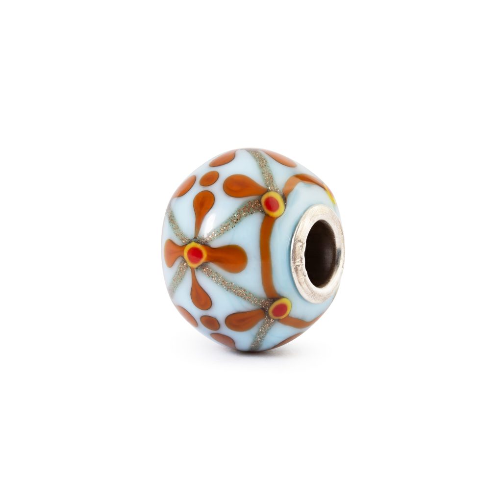 Bead in vetro di Murano Modernità Trollbeads TGLBE-30204 con decorazioni arancioni su fondo azzurro e passante in argento 925.